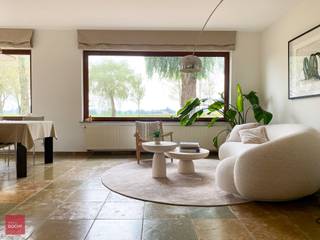 Uniek eigendom te bereiken via private toegangsdreef. Villa bestaande uit een inkomhall, groot bureel, ruime living, zitplaats met open...