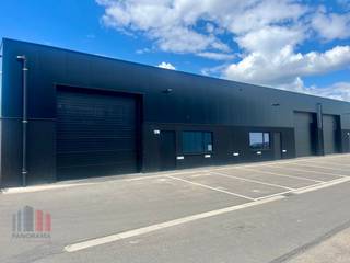 Nieuwbouw <strong>kmo-unit van 225 m² </strong>met <strong>3 privatieve parkeerplaatsen</strong> te huur, gelegen op de Genkersteenweg 311, 3500 Hasselt. Deze moderne en instapklare unit biedt tal van voorzieningen die perfect inspelen op de noden van ondernemers.<br /><br />De unit is uitgerust met energiezuinige LED-verlichting, een sectionale poort met afzonderlijke toegangsdeur, brandbeveiliging en een lichtstraat die zorgt voor natuurlijk daglicht. Daarnaast is er een kantoorblokje met kitchenette en een sanitaire blok aanwezig. De unit is combineerbaar met aangrenzende ruimtes, wat flexibiliteit biedt voor wie op zoek is naar uitbreiding. Dankzij de gunstige ligging in Hasselt is dit een uitstekende locatie voor wie op zoek is naar een functionele en kwalitatieve bedrijfsruimte.<br /><br />Contacteer <strong>PANORAMA B2B</strong> voor bijkomende (technische) inlichtingen of een vrijblijvend plaatsbezoek <strong>0474 17 17 15</strong>.