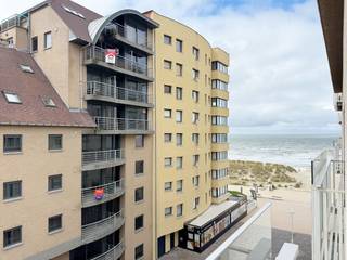 Op een topligging in Nieuwpoort-Bad, in een rustige zijstraat van de Zeedijk, bevindt zich dit lichtrijke en instapklare appartement met zuidgerichte oriëntatie en aangenaam zijdelings zeezicht.<br />Het appartement omvat een Inkomhal met berging, een badkamer met douche, lavabo en toilet, één slaapkamer, een keuken en een ruime en lichtrijke woonkamer met mogelijkheid tot het creëren van een slaaphoek.<br />De residentie beschikt over een gemeenschappelijke fietsenberging.<br />Ideaal als tweede verblijf, investering of vaste woonst aan zee.