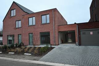 Ruime Nieuwbouwwoning met 3 slaapkamers ! Inkom , apart toilet , woonkamer met open keuken , berging ,  inpandige garage .Verdiep : Nachthal , 3...