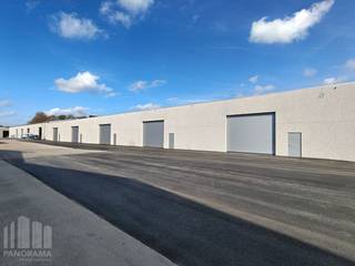Uitstekend gelegen nieuwbouw<strong> KMO-unit van 621 m² te huur</strong>, op slechts 450 m van de op- en afrit 10 <strong>Beernem </strong>van de E40.<br /><br />De opslagruimte beschikt over een vrije hoogte van 6 m en is toegankelijk via een automatische sectionale poort met een aparte toegangsdeur. Daarnaast is de loods uitgerust met een lichtstraat met rookluik, de nodige elektriciteitsvoorzieningen en energiezuinige LED-verlichting.<br /><br />Op het terrein is ruime parkeer- en manoeuvreerruimte voorzien. Beschikbaar vanaf september 2026.<br />De ruimte is geschikt voor zowel <strong>opslag als uitvoeren activiteiten.</strong><br />Tevens is het mogelijk om andere oppervlaktes te huren.<br /><br />Contacteer <strong>PANORAMA B2B</strong> voor bijkomende (technische) inlichtingen, plannen of een vrijblijvend plaatsbezoek via<strong> 0479 01 70 70</strong>.