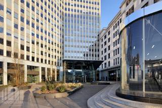 Volledig gerenoveerde kantoorruimte van 1.297 m² te huur, met een luxueuze uitstraling en op een absolute topligging. Het kantoorgebouw heeft een sterke visibiliteit en is uitstekend gelegen vlak aan de bedrijvige <strong>Louizalaan</strong>, de locatie garandeert een zeer vlotte bereikbaarheid met zowel het openbaar vervoer als de wagen.<br /><br />De instapklare kantoorruimte maakt deel uit van het prestigieuze kantoorgebouw "<strong>Bastion</strong>" met een magnifiek <strong>panoramisch uitzicht</strong>. Het kantoor is gelegen op de negende verdieping en is <strong>hoogwaardig en stijlvol ingericht</strong> met alle hedendaagse voorzieningen zoals led-verlichting en airconditioning. Bovendien geniet de ruimte van veel natuurlijke <strong>lichtinval </strong>dankzij de grote raampartijen. Het kantoorgebouw beidt tal van <strong>exclusieve faciliteiten</strong> waaronder een receptie, verschillende vergaderruimtes, een coffee corner en sportfaciliteiten. <br /><br />Tevens is er een fietsenstalling en een ondergrondse <strong>parking </strong>aanwezig met laadmogelijkheden. Andere oppervlaktes mogelijk. Beschikbaar vanaf 1 september 2026.<br /><br />Contacteer <strong>PANORAMA B2B</strong> voor meer informatie of een vrijblijvend plaatsbezoek <strong>0477 09 00 09</strong>.