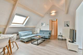 Op wandelafstand van het strand en de duinen bevindt zich dit charmante dakappartement in een karaktervol gebouw uit 1933, volledig gerenoveerd in 2012. Met een bewoonbare oppervlakte van ca. 50 m² en een EPC-label B (197 kWh/m²) is dit een energiezuinige en instapklare woonst, ideaal als tweede verblijf of investering.<br /><br />Het appartement beschikt over een lichtrijke woonkamer (waar men ook nog een slaapbank kan voorzien) met open keuken, voorzien van koelkast, keramische kookplaat, dampkap en opbergruimte. Verder omvat het een comfortabele slaapkamer, badkamer met ligbad en lavabo, afzonderlijk toilet en nachthal met toegang tot de zolder.<br /><br />Uniek is de privatieve tuin van ca. 50 m² met tuinhuis en afsluiting, een zeldzame troef aan de kust. Het gebouw biedt bovendien een gemeenschappelijke fietsenberging (plaats voor 2 fietsen per appartement) en afvalberging.<br /><br />Dankzij de uitstekende ligging nabij strand, winkels en openbaar vervoer is dit appartement niet enkel perfect voor eigen gebruik, maar ook een interessante opbrengsteigendom met bewezen verhuurwaarde van ca. €130 per nacht in vakantieverhuur.<br /><br />Neem voorsprong met een vrijblijvende en gratis schatting van uw eigendom via:<br />http://www.residentievastgoed.be/gratisonlineschatten
