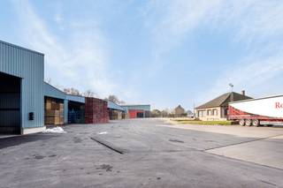 <p>Op een terrein van 1ha 28a 36ca te Zepperenweg 103 - 105, Sint-Truiden bieden wij een volwaardige bedrijfssite aan met circa 5.400 m² bebouwde oppervlakte: bedrijfsgebouwen, burelen en een ruime woning. Vandaag logistiek ingevuld.<br /><br /><strong>Ligging</strong><br />De voorzijde van het perceel (ca. 6.680 m²) ligt in woongebied, de achterzijde in industriegebied. Die dubbele bestemming opent een breed scala aan invullingen. De expressweg ligt vlakbij en het terrein is vlot toegankelijk.<br /><br /><strong>Bedrijfsgebouwen (ca. 5.000 m²)</strong><br />Opgetrokken tussen 1977 en 1995: twee gesloten loodsen waarvan één verwarmd, twee open loodsen voor stockage, een garage met werkfosse en een afzonderlijk magazijn. Logistiek volledig uitgerust met twee laadkaaien, een carwash met olieafscheider en ruime manoeuvreerruimte. Daarnaast circa 250 m² bureel- en opslagruimte met aparte personeelsvoorzieningen.<br /><br /><strong>Woning (ca. 200 m²)</strong><br />Ruime living, keuken, drie slaapkamers, badkamer en een kelder met garage van 180 m². EPC-label D, op te frissen of te renoveren. Een uitgelezen oplossing voor een eigenaar-zaakvoerder of als bijkomende huuropbrengst.<br /><br /><strong>Technisch</strong><br />Elektrische installatie en mazoutverwarming conform gekeurd. Op het dak liggen 96 zonnepanelen met een totaalvermogen van 39.840 Wp.<br /><br /><strong>Samenvatting</strong><br />Totale oppervlakte: 1ha 28a 36ca, deels woongebied en deels industriegebied<br />Bebouwde oppervlakte: ca. 5.400 m²<br />Bedrijfsruimte: ca. 5.000 m² loodsen en 250 m² bureel<br />Woning: ca. 200 m²<br />Zonnepanelen: 96 stuks<br />Bouwjaren: 1977 tot 1995<br /><br />Klaar voor onmiddellijke ingebruikname. Contacteer ons kantoor voor meer informatie of een bezichtiging.</p>