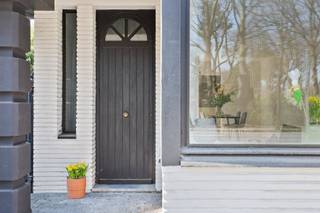 Vivre immédiatement dans une maison pleine de charme, lumineuse et étonnamment polyvalente<br />Certaines maisons procurent immédiatement une sensation de bien-être. Cette charmante maison familiale en est l’exemple parfait. Rénovée en 2017, baignée de lumière naturelle et dotée d’un agréable jardin ensoleillé, elle allie caractère, confort et excellente accessibilité.<br />Dès l’entrée, l’atmosphère chaleureuse séduit. Le hall d’entrée mène à un espace de vie ouvert où le magnifique parquet en bois, la baie vitrée en avancée et les nombreuses fenêtres créent un cadre de vie particulièrement agréable. Vous profitez ici d’une abondance de lumière naturelle à tout moment de la journée.<br />À l’avant de la maison, le coin salon convivial constitue un espace idéal pour se détendre, tandis que la spacieuse salle à manger invite à partager de longs repas en famille ou entre amis. Grâce à la générosité de l’espace de vie, il est également possible d’aménager un coin jeux, un espace de télétravail ou une zone dédiée aux loisirs.<br />La cuisine semi-ouverte constitue le cœur battant de la maison et séduira tous les amateurs de cuisine. Elle est équipée d’une cuisinière à gaz avec plaque teppanyaki, d’un four, d’un lave-vaisselle et de vastes plans de travail qui invitent à cuisiner et à partager de bons moments. Une buanderie, un espace de rangement pratique et des toilettes pour invités complètent cet espace.<br />À l’étage, la sensation d’espace et de luminosité se poursuit. Tout le niveau est revêtu d’un chaleureux parquet en bois. La grande chambre parentale dispose d’un mur de placards intégré et d’une connexion TV. La deuxième chambre bénéficie également d’une belle luminosité et offre de nombreuses possibilités comme chambre d’enfant ou chambre d’amis.<br />La salle de bains élégante est équipée de meubles sur mesure, d’un double lavabo avec rangement, d’une confortable douche à l’italienne et d’un WC suspendu.<br />Depuis le séjour, vous accédez directement au jardin agréable. Grâce à son orientation sud-ouest, vous profitez pleinement du soleil de l’après-midi et du soir. La vaste terrasse, partiellement couverte et partiellement ouverte, est l’endroit idéal pour des soirées d’été conviviales, des barbecues entre amis ou un moment de détente autour d’un bon verre de vin.<br />Un atout majeur réside dans l’accès via le portillon latéral ainsi que par la rue peu fréquentée située à l’arrière. Au fond du terrain se trouve également un grand garage fermé accessible par deux côtés. Idéal pour garer une voiture, des vélos, un vélo cargo ou pour aménager un espace de loisirs, de jeux ou de travail.<br />Le stationnement à l’avant de la maison est également très facile grâce aux emplacements de parking privatifs.<br />Cette maison offre tout ce qu’une famille moderne recherche : lumière, espace, confort, jardin ensoleillé et de nombreuses possibilités pratiques. Un lieu où l’on se sent immédiatement chez soi.<br />Atouts exceptionnels<br /><br />Charmante maison familiale prête à emménager<br />Rénovée en 2017<br />Luminosité abondante grâce aux grandes baies vitrées<br />Espace de vie ouvert au caractère chaleureux<br />Jardin orienté sud-ouest avec grande terrasse<br />Accès arrière via une rue à faible circulation<br />Grand garage offrant de multiples possibilités<br />Emplacements de parking privatifs devant la maison<br />Excellente connexion avec le centre-ville et les axes autoroutiers<br />Transports en commun à courte distance