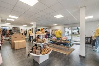 Commercieel uitstekend gelegen investeringspand bestaande uit een handelsgelijkvloers met een oppervlakte van 110 m² + kelder, gelegen in het...