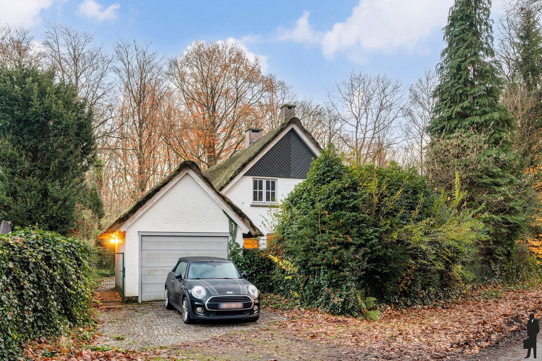 Riante en volledig gerenoveerde pastorijwoning op een prachtig en privatief perceel van ca. 5.400 m²!  - foto 2