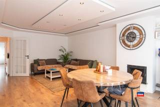 <p><span>DEURNE | INSTAPKLAAR APPARTEMENT MET DRIE SLAAPKAMERS, DRESSING, TERRAS, GARAGE EN KELDER | GELEGEN OP DE EERSTE VERDIEPING VAN VERZORGD GEBOUW MET LIFT | EPC C |</span></p><p><span>Indeling als volgt: inkomhal met ingemaakte kast voor wasmachine en droogkast - badkamer met inloopdouche en lavabomeubel - apart toilet - ruime woonkamer (31,5m²), moderne geïnstalleerde keuken - 3 slaapkamers + aparte dressing/bureaukamer.</span></p><p><span>Het appartement is zeer gunstig gelegen nabij het Rivierenhof, Bar Stark, winkels (Colruyt en Delhaize), scholen, openbaar vervoer en nabij alle grote invalswegen.</span></p><p><span>De elektriciteit zal tegen de akte volledig conform zijn.</span></p>