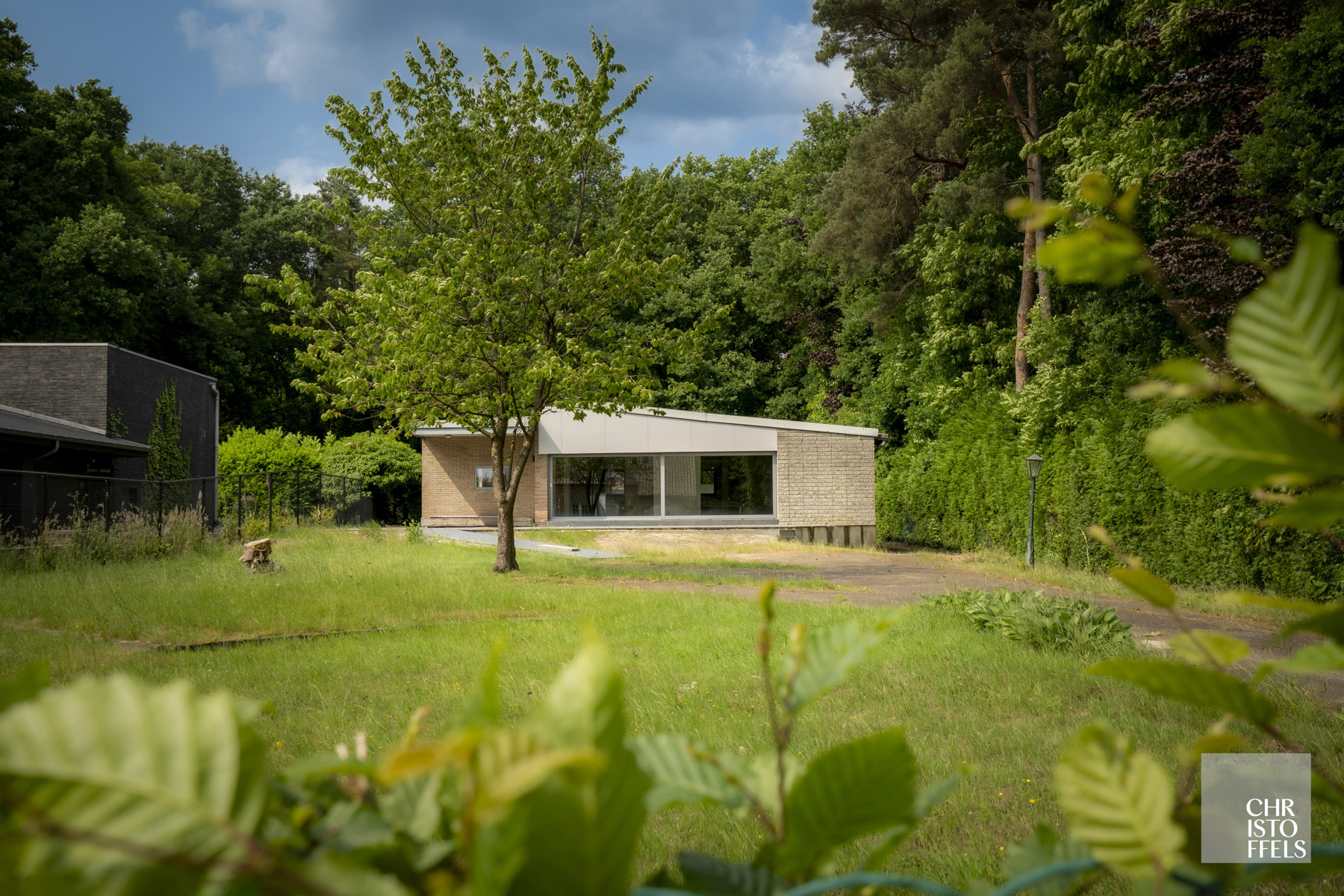 Deels gerenoveerde laagbouwvilla, residentieel gelegen in de bossen op een uitgestrekt perceel van 3.981m² - foto 1