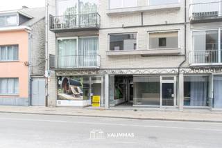 VALIMMAS verkoopt te Asse deze gelijkvloerse handelsruimte/appartement met mooi terras en twee grote kelders....
Handelsruimte vooraan (± 12m²) met aparte inkom, afzonderlijke inkomhal naar het achtergelegen appartement, toilet, living met een open ingerichte keuken, een ruim terras ± 24m²), een nachthal, een badkamer en drie kamers.
Tevens inbegrepen: twee grote kelders (± 31 en ± 12m²).
In verzorgde en goed onderhouden staat, het nodige comfort is reeds aanwezig... direct instapklaar.
Elektrische installatie reeds conform AREI (blanco keuringsattest).
Asbestveilig (blanco asbestattest dd 06/02/2023) !.
Commerciële ligging langsheen de uitvalsweg naar Ternat = uitstekende zichtbaarheid. Centrum Asse, met alle centrumfuncties (winkels, scholen, openbaar vervoer, …) binnen handbereik. Uitstekende Mobiscore = 8,9/10 !