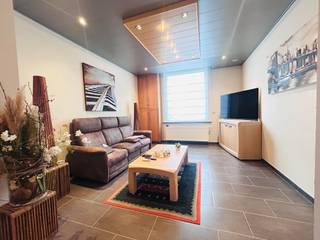 <strong>Wervik - Instapklare woning met dubbele garage en zuid gerichte tuin.</strong><br /><br /><strong>Indeling:</strong><br /><u>Gelijkvloers:</u> inkom, open keuken met marmer, badkamer en wasplaats<br /><u>1ste verdieping:</u> 2 slaapkamers en badkamer<br /><u>2de verdieping:</u> 1 open ruimte (kan gebruikt worden als derde slaapkamer)<br /><br /><strong>Troeven:</strong><br />+ Zeer ruime garage (auto's achter elkaar)<br />+ Automatische rolluiken<br />+ Airco beneden en slaapkamer 1ste verdiep<br />+ Vliegramen<br />+ Zonnepanelen 14 stuks<br />+ Nog tot 2031 certificaten t270 euro per 1000 kWh<br />+ Batterij (2x5kWh)