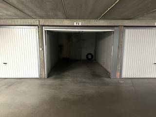 In the “Coxy 2000” garage complex, we find this easily driveable garage box for sale. The garage (2.98m x 5.37m) is located in the center...