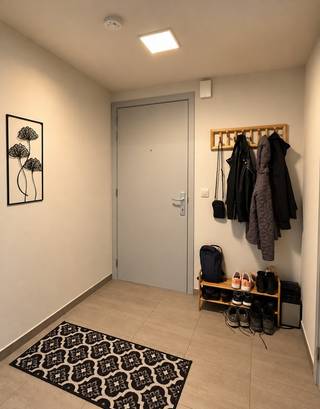 Dit prachtige en recente gelijkvloerse appartement is gelegen in een kleinschalig en modern gebouw uit 2016 en combineert hedendaags wooncomfort met energiezuinigheid. Met een uitstekend EPC-label A, een conforme elektrische keuring en lage maandelijkse lasten vormt dit appartement een interessante opportuniteit voor zowel eigen bewoning als investering.<br />Bij het betreden van het appartement kom je in de inkomhal, die toegang biedt tot de verschillende ruimtes. De aangename woon- en eetkamer sluit mooi aan op de open keuken en creëert een gezellig en lichtrijk geheel. Aansluitend is er een praktische provisie- en wasruimte. Verder beschikt het appartement over een comfortabele slaapkamer en een badkamer uitgerust met een wastafel, douche en toilet.<br />Een absolute troef is het ruime en gezellige terras, met een aangename verbinding naar de gemeenschappelijke groene tuin. Hier kan je in alle rust genieten van het buitenleven en het groen. Bovendien is een private inpandige autostaanplaats inbegrepen in de verkoopprijs, wat zorgt voor extra comfort en parkeergemak.<br />Dankzij het bouwjaar 2016, het EPC-label A, de conforme elektrische installatie en de lage maandelijkse lasten biedt dit appartement tal van troeven. Het appartement is momenteel verhuurd. Een eventuele opzeg is mogelijk met inachtneming van de vigerende opzegmodaliteiten.<br />Een ideale opportuniteit voor wie op zoek is naar een modern en energiezuinig appartement met terras, groen uitzicht en private parkeergelegenheid.