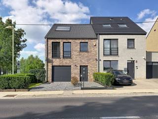 <p>Deze energiezuinige gezinswoning met 3 slaapkamers, tuin en garage geniet van een uitstekende ligging nabij het Erasmus ziekenhuis en metrostation Erasmus. Met een EPC klasse A combineert deze woning hedendaags wooncomfort met een vlotte bereikbaarheid.</p><p>Op het gelijkvloers verwelkomt de inkomhal met toilet je in een aangename leefruimte met volledig open geïnstalleerde keuken met een directe verbinding met de tuin, ideaal om te ontspannen of gezellig te tafelen.</p><p>De verdieping omvat 3 ruime slaapkamers van 10m², 17m² en 27m². De badkamer is uitgerust met zowel een inloopdouche als een ligbad en biedt alle comfort voor het hele gezin. Daarnaast beschikt de woning over een garage en een private autostaanplaats vooraan gelegen.</p><p>De ligging is een absolute troef: op wandelafstand van openbaar vervoer, metrostation Erasmus en het Erasmus ziekenhuis, met een vlotte aansluiting op de Ring R0 richting Sint-Pieters-Leeuw en het centrum van Brussel.</p><p><strong>Beschikbaar vanaf 01/08/2026.</strong></p>