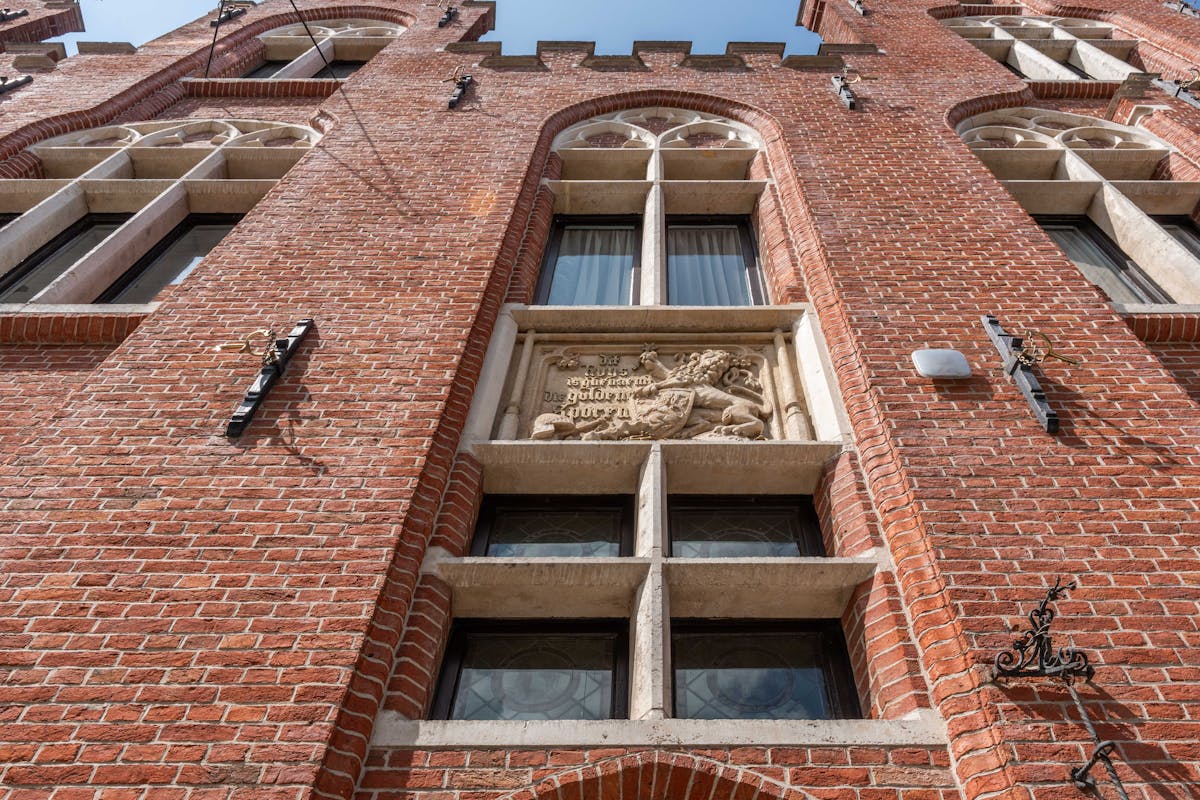 Exclusief neogotisch herenhuis met tuin in historisch Brugge - foto 2