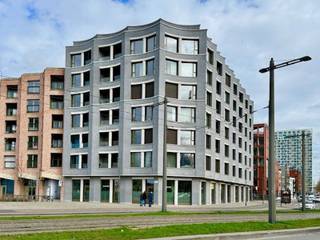 <strong>PRACHTIG NIEUWBOUW APPARTEMENT </strong>VAN 95m² MET <strong>ZICHT op het MAS</strong>. De leefruimte baadt in het licht en het grenst aan een prachtig inpandig <strong>terras van 15m²</strong>. De keuken volledig en smaakvol ingericht. De ruime inkomhal geeft uit op een badkamer, apart toilet, berging de slaapkamer en een tweede kamer ingericht als <strong>dressing</strong>. De badkamer volledig ingericht en voorzien van een gemakkelijke <strong>inloopdouche</strong>, dubbel lavabomeubel. Ondergrondse <strong>autostaanplaats </strong>€ 120,- p.mnd<strong> </strong>en <strong>drie fietshaken</strong>. Maandelijkse provisie gemeenschappelijke verwarming, onderhoud en liften; € 125,- <br /><strong><br /></strong>