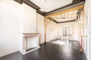 <p>Karaktervolle herenwoning, volledig gerenoveerd naar de nieuwe normen.<br /><br />Gelegen in het hippe Zurenborg: een residentiële wijk vol architecturale panden, gezellige pleinen, goede scholen en waar u snel in en uit de stad bent. Een toplocatie voor stadsliefhebbers die authenticiteit en ruimte waarderen.</p>
<p>Bij binnenkomst wordt u verwelkomd door een inkomhal met mozaïektegels en separaat gastentoilet. Verder een gezellige en sfeervolle leefruimte met authentieke elementen dewelke het interieur meteen een uniek karakter geven. Achteraan vindt u een ruime open keuken, uitgerust met alle gebruikelijke toestellen en spikslinternieuw. Via de eetruimte hebt u tevens toegang tot een <span>zuid-west gerichte stadstuin met handige bergruimte. <br /><br />Op de eerste verdieping bevinden zich twee ruime slaapkamers en een comfortabele badkamer voorzien van ligbad, een ruime inloopdouche en toilet. </span></p>
<p>Op de tweede verdieping terug twee ruime slaapkamers en een comfortabele badkamer met douche, wastafel, aansluitingen voor de wasmachine en droogkast en toilet. Daarnaast is er een derde kamer, ideaal als was- of linnenkamer.</p>
<span>Deze woning onderging een totaalrenovatie met respect voor haar geschiedenis: originele details werden gekoesterd terwijl dak, buitenisolatie, ramen, HVAC en elektriciteit volledig vernieuwd werden. Tot slot is deze woning volledig onderkelderd, wat zorgt voor extra opslagruimte.</span>