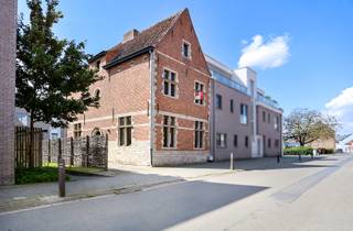 Charmante 18de-eeuwse woning met een perfecte mix van authenticiteit en hedendaags comfort.<br /><br />Deze karaktervolle woning beschikt over een gezellige leefruimte en eetkamer met telkens een prachtige schouw, een nieuwe uitgeruste keuken, een gezellige veranda, een gastentoilet en een wasberging.<br /><br />Op de 1ste verdieping bevinden zich 2 zeer ruime slaapkamers en een badkamer met dubbele wastafel, bad en toilet.<br /><br />De zolder biedt tal van mogelijkheden en kan ingericht worden tot meerdere extra slaapkamers. Daarnaast is er een grote kelder aanwezig.<br /><br />Buiten geniet je van een privatieve oprit en een zuidgeoriënteerde tuin.<br /><br />Benieuwd naar deze karaktervolle woning? Wij leiden je graag rond!