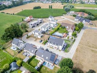 Lot 68 | 389 m² perceelsoppervlakte
Deze halfopen woning combineert een praktische indeling met hedendaags wooncomfort. Je beschikt over 3 slaapkamers, een lichtrijke leefruimte met open keuken, een carport en een zuidgerichte tuin. De woning wordt binnenin afgewerkt volgens jouw keuzes, zodat je er meteen jouw eigen thuis van maakt.