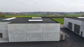 Nieuwe geïsoleerde KMO-unit te Aartrijke met een oppervlakte van 326 m² en 1 private parkeerplaats. <br /><br />Deze loods met brandklasse C heeft een oppervlakte van 326 m² en een vrije hoogte van +/- 6 m,. <br /><br />Deze UNIT bestaat uit: een sectionaalpoort van 4,50 m op 4,50 m, een afzonderlijke toegangsdeur, lichtstraat met rookluik, een regenwaterput van 6500 liter en een sceptische put. <br /><br />Alle nutsvoorzieningen, zoals water / elektriciteit / internet komen binnen in de unit. Er is ook een mogelijkheid om later zonnepanelen te plaatsen op de dakstructuur. <br /><br />Dit project is strategisch gelegen te Aartrijke, vlot bereikbaar en op korte afstand van Torhout, Ruddervoorde en de E403. Het bedrijventerrein is ideaal voor kleine en middelgrote ondernemingen die op zoek zijn naar een functionele, duurzame en goed bereikbare uitvalsbasis in West-Vlaanderen.<br /><br />Interesse? Neem contact met ons op voor meer info of een bezoek ter plaatse.