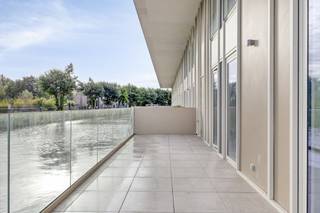 With a living area of 180 m², a 26 m² terrace, and a view of the water from every room, this apartment has all the assets to become your dream...