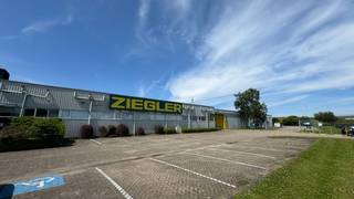 Fenomenaal gelegen loods met een oppervlakte van 4.870 m² en een kantoorruimte van 185 m² te huur met een buitenstockage van 915...