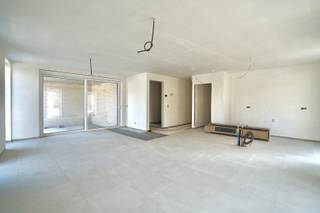 Ontdek dit exclusieve nieuwbouwproject in het centrum van Assenede, op de hoek van de Diederikstraat en de Kriekerijstraat. Dit kleinschalige project omvat vijf stijlvolle appartementen en twee moderne woningen, waarbij comfort, energiezuinigheid en een hoogwaardige afwerking centraal staan. Elke entiteit beschikt over een private parkeerplaats en bewoners kunnen gebruikmaken van een gemeenschappelijke fietsenberging. Bovendien krijgt u als koper nog de vrijheid om zowel de keuken als de badkamermeubels volledig naar eigen smaak samen te stellen, zodat uw nieuwe thuis perfect aansluit bij uw persoonlijke woonwensen.<br /><br />Dit royale hoekappartement op de eerste verdieping biedt een indrukwekkende bewoonbare oppervlakte van 150,81 m². Dankzij de hoekligging geniet de ruime leefruimte met open keuken van een uitzonderlijke lichtinval en een aangenaam ruimtelijk gevoel.<br /><br />Het appartement beschikt over 3 ruime slaapkamers, een praktische bergruimte aansluitend aan de keuken en een gezellig terras van 8,19 m² waar u heerlijk kunt genieten van het buitenleven.<br /><br />Het appartement is bereikbaar met de lift en combineert een doordachte indeling met een kwalitatieve afwerking.<br /><br />Meer info of een bezoek? Bel WIJSvastgoed +32 9 395 80 10 !