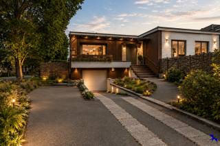 Welkom in Berlare! Waar wonen in het Daalbos betekent thuiskomen in alle rust, midden in het groen en toch vlak bij het centrum.<br /><br />In deze rustige en geliefde woonomgeving bevindt zich een karaktervolle open bebouwing, gelegen op een volledig omheind perceel met optimale privacy. <br /><br />De woning omvat een ruime inkomhal met gastentoilet, een sfeervolle en lichtrijke leefruimte met volledig ingerichte Dovy-keuken en directe toegang tot de tuin. Verder beschikt de woning over vier volwaardige slaapkamers en een badkamer. Vanuit de nachthal bereikt u bovendien de garage, de kelderverdieping en de polyvalente ruimtes.<br /><br />De woning onderging de voorbije jaren een grondige technische renovatie, waarbij bijzondere aandacht werd besteed aan comfort, duurzaamheid en energiezuinig wonen. Zo werd het dak volledig vernieuwd, het buitenschrijnwerk vervangen door hoogrendementsbeglazing en werden zowel de elektriciteit als de sanitaire installaties volledig vernieuwd. Ook het volledige verwarmingssysteem werd vernieuwd en de integratie van domotica zorgt vandaag voor extra comfort en gebruiksgemak. Het resultaat hiervan is een gunstig EPC-label C.<br /><br />Het recent vernieuwde terras vormt de ideale plek om in alle rust van de groene omgeving te genieten. De ruime oprit biedt bovendien plaats aan meerdere wagens.<br /><br />De geadverteerde prijs is een instelprijs en geldt als uitnodiging tot onderhandelen. De verkoper behoudt zich het recht voor om een bod al dan niet te aanvaarden.<br /><br />Bent u op zoek naar een technisch gerenoveerde woning op een uitzonderlijke locatie, waar u met een beperkte verdere afwerking uw eigen droomwoning kunt creëren? Reserveer dan snel uw bezoekmoment.<br /><br />Enkele beelden zijn AI-visualisaties en dienen ter illustratie van de mogelijke afwerking.<br /><br />Contacteer ons kantoor via info@hiro.be of 03 230 00 14 en ontdek zelf het potentieel van deze bijzondere eigendom.<br /><br /><br /><br /><br /><br /><br /><br />