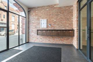<p>Instapklaar gelijkvloers appartement met een slaapkamer in hartje Turnhout.<br /><br /><strong>Indeling:</strong><br />Het appartement is gelegen op de gelijkvloerse verdieping van een verzorgd en kleinschalig appartementsgebouw. U komt binnen in de lichtrijke leefruimte, waar de grote raampartijen zorgen voor een aangename lichtinval. Aansluitend bevindt zich de open keuken, uitgerust met een vaatwasser, elektrische kookplaat, koelkast met diepvries en voldoende kastruimte.</p>
<p>Aan de voorzijde van het appartement bevindt zich de ruime slaapkamer. De badkamer is voorzien van een douche en een wastafel. Verder beschikt het appartement over een praktische wasplaats en een apart gastentoilet.</p>
<p>Via de leefruimte heeft u toegang tot het ruime, deels overdekte terras, voorzien van een wateraansluiting en stopcontacten. Aansluitend bevindt zich de private tuin, waar u in alle rust kan genieten van een aangename buitenruimte.</p>
<p>Tot slot beschikt het appartement over een private kelderberging en een ondergrondse auto- en fietsenstaanplaats, die verplicht mee aan te kopen zijn.<br /><br /><strong>Bijzonderheden:</strong><br />Verhuurd appartement met huurinkomsten van € 840/maand (+ gemeenschappelijke kosten).<br />€ 100/maand gemeenschappelijke kosten.<br />Gunstige EPC-score: 125 kWh/m²/jaar.<br />Elektriciteit conform.<br />Vliegenramen aanwezig.<br />Ondergrondse autostaanplaats verplicht mee aan te kopen voor € 22.000.<br /><br /><strong>Ligging:</strong><br />Uitstekende ligging in het centrum van Turnhout, op wandelafstand van de Grote Markt, winkels, horeca, scholen en openbaar vervoer. Dankzij de centrale ligging geniet u van alle dagelijkse voorzieningen binnen handbereik, terwijl u toch rustig kan wonen.</p>
