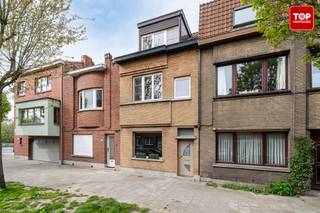 <p>Instapklare, stijlvolle woning op toplocatie in een rustige straat nabij groen en gezellige hotspots.<br />Deze moderne woning is gelegen op een gegeerde locatie, dichtbij charmante cafés zoals Café De Roos en Boteco, en op wandelafstand van het Arbedpark en het Bijgaardepark. Ook langs de Schelde geniet u van aangename wandel- en sportmogelijkheden.<br /><br />Bij het betreden van de woning wordt u meteen verwelkomd door de verzorgde afwerking en het aangename ruimtegevoel. De brede inkomhal leidt naar de gezellige woon- en eetkamer, die naadloos overgaat in de volledig uitgeruste keuken met alle hedendaags comfort. Aansluitend bevindt zich een charmante stadskoer, waar u in alle rust kan genieten van een gezellig buitenmoment.<br /><br />Op het gelijkvloers beschikt de woning bovendien over een praktische berging en een wasplaats met geïntegreerd toilet.<br />De eerste verdieping biedt een ruime slaapkamer met veel ingemaakte kasten. De verfijnde badkamer is volledig ingericht en beschikt over een ligbad, een inloopdouche, een dubbele wastafel en een tweede toilet.<br /><br />Op de tweede verdieping vindt u een lichtrijke tweede slaapkamer en een veelzijdige bureauruimte, ideaal als home office, dressing en extra bergruimte.<br /><br />Een ideale woning voor wie comfortabel en rustig wil wonen, met alle voorzieningen binnen handbereik.<br /><br />Beschikbaar bij akte.<br /><br />Contacteer Top Vastgoed voor een bezoek op 0475 700 700!</p>
<p></p>