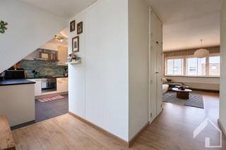 <h2><span>Ruim dakappartement met 3 slaapkamers, groot terras en overdekte staanplaats in Schoten</span></h2><p><span>Dit bijzonder ruime dakappartement is gelegen op een centrale en aangename locatie in Schoten, vlak bij de vaart en het centrum. Dankzij deze ligging bevinden winkels, horecazaken, scholen, openbaar vervoer en diverse andere voorzieningen zich op korte afstand. Ook voor wie graag wandelt of fietst, vormt de omgeving langs het water een aangename uitvalsbasis. U geniet hier van een vlotte bereikbaarheid, gecombineerd met een rustige en residentiële woonomgeving. </span></p><p><span>Het appartement bevindt zich op de tweede verdieping en is bereikbaar via de trap. Bij het binnenkomen merkt u meteen de ruimte en de vele lichtinval op. Dit komt terug in de ruime leefruimte dewelke in directe verbinding staat met de volledig uitgeruste keuken. Deze beschikt over een oven, gasvuur, spoelbak, ingemaakte vaatwasser en een ruime Amerikaanse koelkast met vriesgedeelte. Hierdoor is de keuken voorzien van alle nodige toestellen voor dagelijks comfort. </span></p><p><span>Een absolute troef is het zeer ruime terras van circa 35 m². Dit terras biedt heel wat mogelijkheden om een gezellige buitenruimte te creëren met plaats voor een lounge, eettafel, planten of een barbecue.  Het terras is grotendeels overdekt en beschikt over zowel een water- als elektriciteitsaansluiting. De overkapping bestaat uit lamellen die naar wens kunnen worden opengedraaid. Zo kunt u de ruimte aanpassen aan de weersomstandigheden en zowel genieten van de zon als van de nodige beschutting. </span></p><p><span>Vanuit de leefruimte bereikt u via de hal de overige vertrekken van het appartement. Er is een apart toilet met handenwasser, drie ruime slaapkamers van circa 15 m², 10 m² en 10 m², en een volledig uitgeruste badkamer met douche, bad en dubbele wastafel. De grootste slaapkamer is bovendien voorzien van ingemaakte kasten. </span></p><p><span>Via een vaste trap bereikt u de zeer ruime zolderverdieping, die over de volledige breedte van het appartement loopt. Hier bevinden zich de aansluitingen voor wasmachine en droogkast, evenals de recente condensatieketel uit 2025. De zolder biedt daarnaast nog heel wat mogelijkheden en kan eventueel verder worden ingericht als bureau, hobbyruimte of extra bergruimte.</span></p><p><span>Het appartement beschikt over aparte meters voor gas, water en elektriciteit, wat zorgt voor een duidelijke en individuele afrekening van het verbruik. De elektrische installatie is conform. Ook op energetisch vlak scoort de woning goed, met een EPC-score B en een energiescore van 144 kWh/m² per jaar. Verder zijn een deel van de ramen voorzien van vliegenramen, wat tijdens de warmere maanden voor extra comfort zorgt. </span></p><p><span>Bij het appartement hoort op het gelijkvloers een overdekte staanplaats die afgesloten kan worden met een poort. Voor deze staanplaats bevindt zich bovendien nog een oprit waarop een extra wagen kan worden geplaatst. Hierdoor beschikt u over een praktische parkeermogelijkheid voor één of meerdere voertuigen, wat een belangrijke troef vormt op deze centrale locatie. </span></p><p><span> </span></p><p><span>Dit dakappartement combineert een zeer ruime en lichtrijke indeling met drie slaapkamers, een volledig uitgeruste keuken, een comfortabele badkamer, een uitzonderlijk groot terras, een veelzijdige zolder en parkeermogelijkheden. Dankzij de centrale ligging nabij de vaart en het centrum van Schoten is dit een bijzonder interessante woning voor wie ruim, comfortabel en praktisch wil wonen.</span></p><p><span> </span><span>Plan je graag een bezoek? 0492/39.16.32 (Jelle) |  info@immomk.be - ook voor een correcte waardebepaling kan u bij ons terecht.</span><span> </span></p><p><span> </span></p>