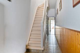 <p>Deze woning aan de Boterlaarbaan, te Deurne Zuid, zoekt iemand met ideeën.<br />Iemand die niet schrikt van een renovatie en vooral ziet wat het<strong> </strong>kan worden.<br />We beginnen meteen met een praktische troef: <strong>een eigen oprit</strong>.<br />Gaan we via de inkomhal naar binnen, is er vooraan de zithoek, iets verder de eetplaats en aansluitend de open keuken.<br />Nog wat verder naar achter ligt een veranda. Een extra ruimte die de verbinding maakt met de tuin.<br />Aansluitend bevindt zich een eerste badkamer met douche, toilet en lavabo.</p>
<p>En dan gaan de deuren naar buiten. Hier wacht een tuin van circa <strong>80 m²</strong>.<br />Groot genoeg voor een terras, wat groen, een barbecue en misschien zelfs die moestuin waarvan je elk voorjaar zegt dat je eraan gaat beginnen.<br />Terug naar binnen en de trap op.<br />Op de eerste verdieping bevinden zich drie slaapkamers en een tweede badkamer.<br />Daarnaast beschikt de woning over een handige kelder. Want zelfs tijdens een renovatie blijft één waarheid overeind: bergruimte heb je nooit genoeg.<br /><br />Je woont in <strong>Deurne-Zuid</strong>, met winkels, scholen en openbaar vervoer in de buurt.<br />En wie tijdens het verbouwen af en toe nood heeft aan iets anders dan stof, verfpotten en discussies over welke tegel het nu uiteindelijk moet worden... Die trekt gewoon richting <strong>Rivierenhof</strong>. Een wandeling, een rondje lopen, wat groen of gewoon even het hoofd leegmaken: één van de mooiste parken van Antwerpen ligt hier niet ver vandaan.</p>
<p>En technisch?<br />De woning heeft een EPC-label E en valt daardoor onder de <strong>renovatieverplichting</strong>. Ook de elektrische installatie is momenteel niet conform.<br />Precies daarom zoeken we hier geen koper die alles kant-en-klaar verwacht, maar iemand die kansen ziet.<br />Iemand die zin heeft om plannen te tekenen, keuzes te maken, af en toe van gedacht te veranderen en uiteindelijk te kunnen zeggen:<br />“Kijk. Dit hebben wij ervan gemaakt.”</p>
<p>- Veel potentieel<br />- Eigen oprit<br />- Tuin<br />- 3 slaapkamers<br />- 2 badkamers<br />- Handige kelderruimte</p>