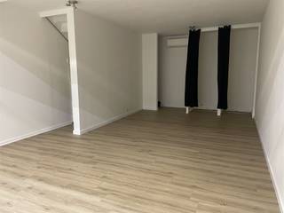 Ruim handelspand van 76 m² te huur in het centrum van Genk. Dit pand heeft in het verleden dienst gedaan als kledingzaak. Het pand is verdeeld in 2 niveaus. De winkel beschikt over een zeer grote etalage waardoor er veel lichtinval aanwezig is. Het is gelegen in Shopping 3.Heeft u interesse in een bezoek? Contacteer ons op 011/29 12 12 voor een afspraak!