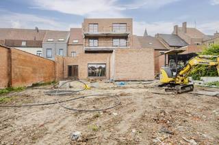 Het appartement is gelegen in een kleinschalige residentie met 7 unieke appartementen. De moderne architectuur zorgt voor veel ruimte en lichtinval.Indeling:- volledig geïnstalleerde keuken met toegang tot terras (9m²)- lichtrijke leefruimte- nachthal met toilet- badkamer met douche en wastafel- ruime slaapkamer Gelegen op wandelafstand van het dorpsplein, biedt Greenscape het beste van twee werelden: de rust van Bissegem en de nabijheid van alle voorzieningen. Profiteer van de directe toegang tot een nieuw te ontwikkelen groene long aan de achterzijde van de residentie, een ideale plek voor ontmoetingen en recreatie. Daarnaast liggen toekomstige groene zones zoals Bissegem Plage in de nabijheid, wat bijdraagt aan de aantrekkelijke locatie.Dit 1-slaapkamerappartement in residentie Greenscape is niet alleen perfect als eigen bewoning, maar ook een uitstekende belegging of tweede verblijf. De aanwezigheid van alle faciliteiten in Bissegem (winkels, onderwijs, ontspanning) en de geplande verdere ontwikkeling van groenzones garanderen een waardevaste investering.Mogelijkheid tot aankoop van een overdekte autostaanplaats!Benieuwd naar meer? Contacteer dan Yoshi Vandeginste op het nummer 0474 49 50 38 of per mail naar yoshi.vandeginste@dewaele.com.