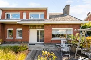 <u><strong>Ruime gezinswoning met 4 slaapkamers en grote tuin op rustige ligging te Ardooie</strong></u><br /><br />Bent u op zoek naar een ruime en praktisch ingedeelde woning met 4 slaapkamers, een aangename tuin en een rustige ligging? Dan is deze woning in de Knollingstraat 5 te Ardooie beslist een bezoek waard. Dankzij de slaapkamer met aansluitende badkamer op het gelijkvloers is de woning bovendien geschikt voor wie comfortabel gelijkvloers wil wonen.<br /><br /><strong>Indeling gelijkvloers</strong><br />Via de inkomhal bereikt u de verschillende leefruimtes. Op het gelijkvloers bevindt zich een slaapkamer met aansluitende badkamer, wat zorgt voor een praktische indeling en extra wooncomfort. Verder is er een gastentoilet, een ruime woonkamer met eetkamer en een ruime keuken met aansluitende, handige berging. Daarnaast beschikt de woning over een wasplaats en een garage.<br /><br /><strong>Eerste verdieping</strong><br />Op de eerste verdieping bevindt zich een ruime nachthal die toegang biedt tot 3 volwaardige slaapkamers. Verder zijn er nog een praktische berging en een apart toilet aanwezig.<br /><br /><strong>Buitenruimte</strong><br />Vooraan beschikt de woning over een ruime oprit met fietsenberging. Achteraan geniet u van een aangenaam terras met pergola, dat aansluit op de ruime tuin. Als extra troef beschikt de woning over een zeer ruime tuinberging van maar liefst ca. 70 m², ideaal voor stockage, hobby's of andere doeleinden.<br /><br /><u><strong>Pluspunten:</strong></u><br />+ 4 slaapkamers;<br />+ Garage en praktische bergruimtes; <br />+ Betonnen constructie;<br />+ Nabij invalswegen;<br />+ Rustige ligging; <br />+ Fietsafstand centrum Roeselare; <br />+ Slaapkamer met aansluitend een badkamer op het gelijkvloers; <br /><br />EPC 799 kWh/m² UC3942207<br /> <br />Vginaanvr. – Wug – Gmo – Gvkr – Gvv<br /><br />Een ruime en veelzijdige woning met heel wat mogelijkheden, gelegen op een rustige locatie en toch dichtbij belangrijke verbindingswegen en het centrum Roeselare. <br /><br />Benieuwd naar dit pand of een andere eigendom? www.coventa.be – 051 222 051