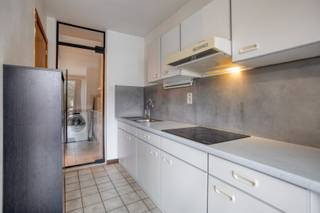 Dit 1-slaapkamerappartement is gelegen in Kessel-Lo, in een rustige straat. <br /><br />Bij het betreden van het appartement komen we in de lichtrijke woonkamer, die in verbinding staat met de keuken en toegang biedt tot het zuid-gerichte terras van 9 m². Naast de keuken vinden we een praktische berging met aansluiting voor wasmachine of droogkast. <br />Verder hebben we nog de badkamer met lavabo, douche en toilet. Verder vinden we de slaapkamer. <br /><br />Ook is er een gemeenschappelijke fietsenstalling.<br /> <br />De verwarming is op elektriciteit. De elektriciteit is gekeurd en conform en het appartement is asbestveilig. De boiler voor het warme water werd in 2019 vernieuwd.<br /><br />Bij verdere vragen of interesse kan u ons steeds contacteren.