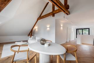 Met gepaste trots stellen wij u dit volledig gerenoveerd appartement voor op een toplocatie in het centrum van Hove. Dit appartement met...