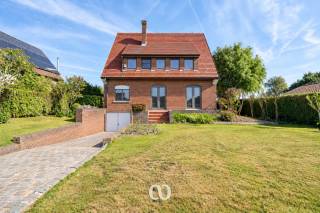 Op zoek naar een stevige basis op een prachtige locatie met een adembenemend uitzicht? Deze woning in het charmante gehucht De Klijpe, aan de rand van Ronse, biedt precies dat. Met een bewoonbare oppervlakte van 190 m² en een perceel van 617 m² geniet u hier van volledige privacy en een schitterend zicht op de flanken van de Hotond. Dankzij de centrale ligging bent u binnen enkele minuten in het centrum van Ronse, met alle voorzieningen binnen handbereik. Ook Kluisbergen en Oudenaarde zijn eenvoudig bereikbaar.<br /><br />De woning zelf is een open bebouwing uit 1955, met een grote kelder die plaats biedt aan een garage, sauna en diverse bergingen. Op het gelijkvloers komt u binnen via een uitnodigende inkomhal die leidt naar een ruime woonkamer met haardvuur, een kleinere lounge en een keuken met mooi uitzicht. Op de eerste verdieping bevinden zich vier slaapkamers, waarvan één kleiner, en een badkamer die zowel vanuit de nachthal als de master bedroom bereikbaar is. Een praktische zolder is toegankelijk via een uitschuifbare trap, met mogelijkheden om hier een vaste trap te plaatsen.<br /><br />Deze woning vormt een uitstekende basis om volledig naar eigen smaak te renoveren en zo uw woondroom te realiseren. Met een garage en een verzorgde tuin rondom, biedt deze woning niet alleen ruimte en comfort, maar ook een sfeervolle leefomgeving om dagelijks van het unieke uitzicht te genieten. Neem snel contact op voor meer informatie of een afspraak ter plaatse.