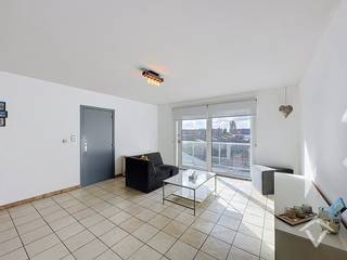 Dit lichtrijke en instapklare appartement bevindt zich op de tweede verdieping van een kleinschalige residentie met lift.<br /><br />U komt binnen via de inkomhal, voorzien van praktische ruimte voor het opbergen van schoenen en jassen. Vervolgens bereikt u de ruime en aangename woonkamer, die dankzij de grote raampartijen geniet van veel natuurlijke lichtinval.<br /><br />Een absolute troef zijn de twee terrassen: een terras aan de voorzijde en een groter terras dat rechtstreeks toegankelijk is via het schuifraam in de woonkamer. Aansluitend bevindt zich de ingerichte keuken.<br /><br />Via de nachthal bereikt u de recent gerenoveerde badkamer, twee volwaardige slaapkamers en een apart toilet.<br /><br />Garage optioneel bij te huren<br />De eerste garage bij het binnenrijden van het garagecomplex kan worden bijgehuurd voor € 50,00 per maand.<br /><br />Praktische informatie:<br />• Onmiddellijk beschikbaar<br />• Verwarming op elektriciteit<br />• Lift aanwezig<br />• Huurprijs: € 775,00/maand (incl. syndicuskosten)<br />• Garage optioneel: € 50,00/maand<br />• Totaal inclusief garage: € 825,00/maand<br /><br />Interesse in een bezoek?<br />Schrijf u eenvoudig in voor het beschikbare bezoekmoment en ontdek dit appartement ter plaatse!