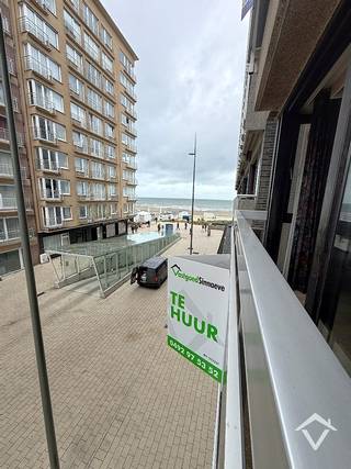 Dit instapklaar gemeubeld appartement met een oppervlakte van +/- 80m2 in Middelkerke biedt een lateraal zeezicht vanuit de woonkamer. Het appartement beschikt over een EPC-B, conforme elektrische installatie en is beschikbaar vanaf 1/11/2026.<br /><br />op 8 km van Oostende, 50 m van de dijk, 200 m van het casino en op een steenworp afstand van alle voorzieningen (bakkerij, buurtwinkel, slagerij, apotheek, ...) de indeling is als volgt:<br />inkomhal met vestiaire en apart toilet - woonkamer - keuken - berging - 2 slaapkamers - Badkamer (bad en douche).<br /><br />Er is ook een kelder en fietsenberging aanwezig.<br /><br />Maandelijkse huur van € 890<br />lasten voor syndicus & privéwater € 100