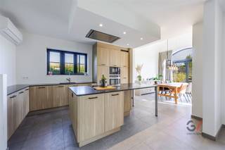 <p>Welkom in een woning waar je elke dag het gevoel krijgt dat je écht thuiskomt. Deze moderne en energiezuinige villa combineert een luxueuze afwerking met verrassend veel ruimte en licht.</p><p>De prachtige aanbouw met hoge plafonds is zonder twijfel een van de blikvangers van de woning. Hier geniet je van een indrukwekkend gevoel van openheid en een heerlijke connectie met de tuin. Met maar liefst 5 slaapkamers biedt deze villa alle ruimte voor een groot gezin, gasten of een thuiskantoor. Op de eerste verdieping bevinden zich 3 slaapkamers en 2 stijlvolle badkamers. De tweede verdieping herbergt nog 2 volwaardige slaapkamers.</p><p>Buiten begint het echte vakantiegevoel: een ingebouwd en verwarmd zwembad, omringd door groen en rust. Bovendien is er ook voldoende parkeergelegenheid aanwezig.</p><p>Hier word je wakker met zicht op groen, geniet je in alle privacy en kom je volledig tot rust. Een woning die niet alleen indruk maakt, maar vooral een plek is waar mooie herinneringen wachten om gemaakt te worden.</p><p>Zie jij jezelf hier al thuiskomen? Wacht dan niet langer en contacteer Lauren van Gilles Vastgoed via 0468/ 486 127 of email haar via lauren@gillesvastgoed.be</p><p>Een beeld zegt meer dan woorden … check hier ons filmpje op Instagram</p>