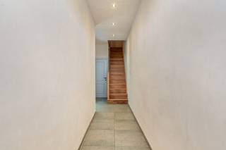 Deze volledig gerenoveerde woning (renovatiejaar 2024–2025) is instapklaar en combineert hedendaags comfort met een rustige, groene omgeving.Bij het...