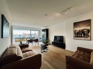 Dit volledig instapklare appartement is gelegen in het centrum van Beveren. Tussen de winkels en gezellige delicatessezaken in het midden van een fietsstraat.Via de parlofoon aan de algemene inkomdeur komt u terecht in de algemene inkomhal. Zowel via de lift als via de trappenhal bereikt u de derde verdieping. De indeling van dit pand is als volgt: U betreedt het appartement via de inkomhal met vestiairemogelijkheden en gastentoilet. Verder door de glazen deur komt u terecht in de leefruimte met eetkamer en aansluitend de ingerichte keuken. Het schuifraam biedt veel lichtinval en toegang tot het noordwest gericht balkon. Op de nachthal zijn er die slaapkamers. Waarvan twee zeer grote en één kleinere kamer met zuidoost gericht balkon. Ook zijn er meerdere ingemaakte kasten voorzien. De badkamer is voorzien van een ruim lavabomeubel met voldoende kastruimte, een toilet en ruimte voor wasmachine en droogkast. Onder het gebouw is een kelder gelegen waarin u de mogelijkheid heeft om een staanplaats aan te kopen.Nog enkele troeven van dit pand: Centrale verwarming, volledig geschilderd, helemaal instapklaar, in het gehele appartement gebruik gemaakt van parketvloeren, ondergrondse bergruimte en dat allemaal in het centrum van Beveren.Interesse? Mail vrijblijvend naar verkoop@bebuild.be en ga met ons ter plaatse.