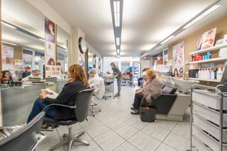 Commercieel gelegen handelspand te huur in het centrum van Heist. Momenteel ingericht en uitgebaat als kapsalon. Dankzij de centrale ligging...