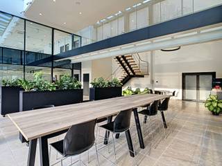 Dit standingvol bedrijfsgebouw is uitstekend gelegen in de industriezone 'De Tonne' en aldus vlakbij de N43 Gent-Kortrijk en op 5 minuten van de op-en afritten E17 Gent-Kortrijk.<br /><br />De beschikbare ruimte betreft het rechterdeel bovenaan en omvat 195m². De kantoorruimte maakt deel uit van een nieuw bedrijfsgebouw, beschikt over aparte sanitaire voorzieningen en individuele meters (EGW).<br /><br />Er zijn 4 parkeerplaatsen voorzien bij de kantoren, maar er kunnen er nog extra voorzien worden. <br /><br /><strong>Technisch:</strong><br />- BJ 2018<br />- vloerverwarming<br />- zonnewering<br />- airco<br />- apart sanitair<br />- vloer contactdozen <br />- zonnepanelen<br />- parking<br />- laadpalen<br />- buitenruimte<br /><br /><strong>Financieel:</strong><br />Onroerende voorheffing ten laste van de huurder.<br />Er wordt een voorschot gevraagd voor de verbruikskosten, poetshulp, ramen wassen, water, koffie en onderhoud airco. <br /><br />Contacteer Henry Van Tornhout voor bijkomende inlichtingen of een vrijblijvend plaatsbezoek via 0474 13 37 93 of via henry@kmovastgoed.be