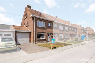 Maak kennis met deze charmante licht te renoveren woning in Menen, die een perfecte combinatie biedt van comfort en stijl. Met drie ruime...