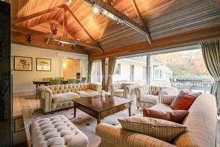 Traduction en français : Charmante villa avec de grandes possibilités d'extension sur un domaine privé unique jouxtant une réserve naturelle à...