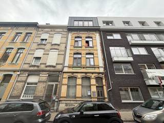 Studentenkamer op supercentrale ligging in Antwerpen, vlakbij campus AP en het openbaar vervoer, andere hoge scholen en UA vlot bereikbaar met de fiets.<br /><br />Indeling: <br />Leefruimte met kitchenette en mezzanine.<br />Ingerichte badkamer met douche, toilet en lavabo.<br /> 