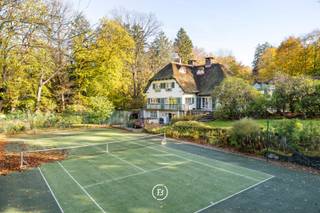 In de Albert Bechetwijk in Kraainem bevindt zich deze charmante eigendom met conciërgerie, gelegen op een royaal perceel van 4.890 m².De...