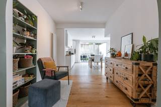 <h3><strong>Maison rénovée avec 3 chambres et jardin ensoleillé en ville</strong></h3>
<p><strong>PEB : B</strong><br /><strong>Mobiscore : 9,1/10</strong></p>
<p>Cette <strong>maison récemment rénovée</strong> se situe dans une <strong>rue calme</strong>, à proximité de la magnifique réserve naturelle <strong>des Bourgoyen</strong>. L’emplacement est idéal pour ceux qui souhaitent combiner la <strong>proximité du centre-ville</strong> avec un <strong>environnement verdoyant et paisible</strong>. Grâce à l’<strong>accès rapide au R4</strong> et aux <strong>transports en commun à distance de marche</strong>, la mobilité est optimale. Supermarchés, écoles, parcs de loisirs et autres commodités se trouvent également à proximité. Le <strong>centre historique de Gand</strong> est accessible en seulement <strong>10 minutes à vélo</strong>.</p>
<p>En entrant dans la maison, vous découvrez un <strong>hall d’entrée</strong> avec <strong>toilettes séparées</strong>. Sur la gauche, la <strong>pièce de vie lumineuse</strong> offre de <strong>beaux éléments authentiques</strong>. Dans le prolongement se trouvent la <strong>salle à manger</strong> et la <strong>cuisine ouverte</strong>, entièrement équipée avec <strong>lave-vaisselle, four, plaque à induction</strong> et de nombreux rangements. La <strong>grande baie vitrée</strong> relie la cuisine au <strong>jardin urbain ensoleillé</strong>, agrémenté d’une <strong>grande terrasse</strong> idéale pour recevoir.<br />La maison dispose également d’une <strong>cave</strong> et d’un <strong>espace de rangement attenant à la cuisine</strong>.</p>
<p>Au <strong>premier étage</strong>, vous trouverez une <strong>spacieuse chambre</strong>, une <strong>salle de bains moderne</strong> avec <strong>douche à l’italienne</strong> et <strong>double lavabo</strong>, ainsi qu’un <strong>WC séparé</strong>. Le <strong>deuxième étage</strong> comprend <strong>deux chambres supplémentaires</strong>.<br />Grâce à sa <strong>rénovation récente</strong>, cette maison offre un <strong>confort moderne</strong> et une <strong>excellente performance énergétique</strong>.</p>
<p>Actuellement, la maison est <strong>louée à des locataires fiables</strong> pour <strong>1.100 €/mois</strong>, ce qui en fait également un <strong>investissement intéressant</strong>.</p>
<p>Que vous recherchiez une <strong>maison prête à emménager</strong>, un <strong>logement pour vos enfants étudiants</strong> ou une <strong>opportunité d’investissement</strong>, ce bien est fait pour vous !</p>
<p>📞 <strong>Contact : Laura – 0473 41 35 62</strong><br />📧 <strong>info@vicusvastgoed.be</strong></p>